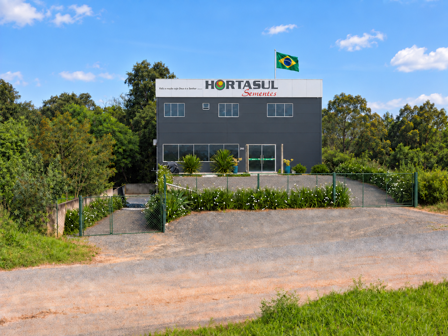 Vista da sede da Hortasul com bandeira do Brasil no mastro e versículo na fachada
